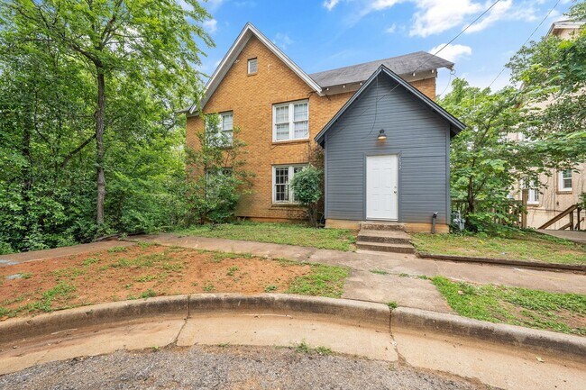 Building Photo - 132 Rowland Pl