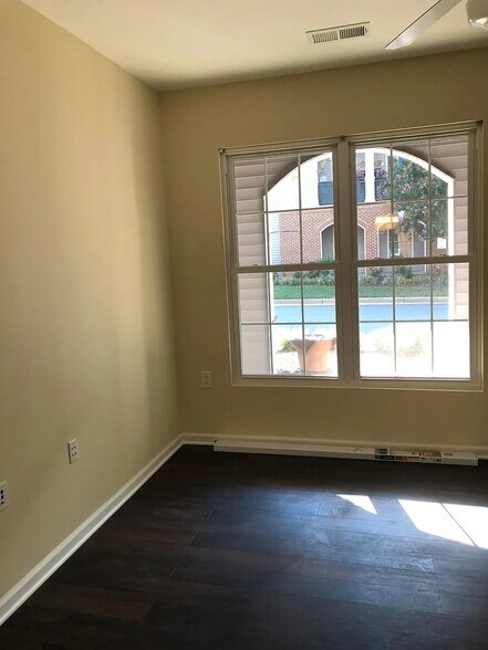 Building Photo - 20419 Riverbend Sq