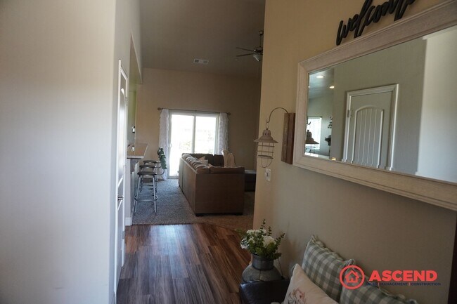 Building Photo - Immaculate Home in Wasco!