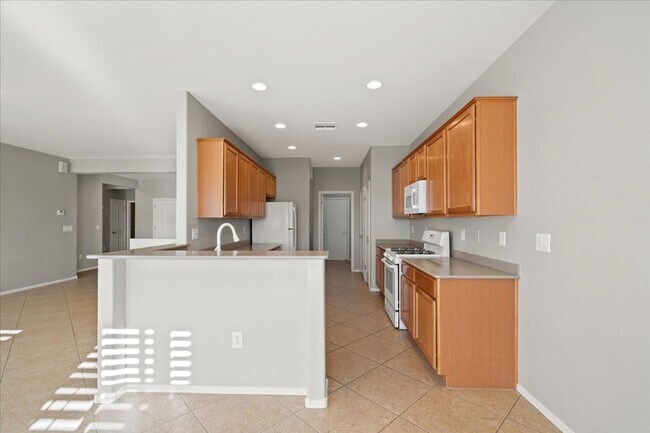 Building Photo - Lovely Home