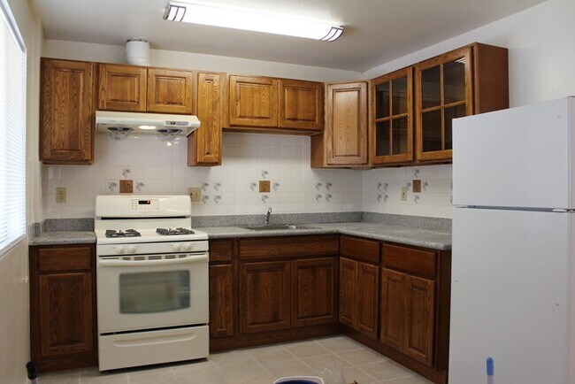 Building Photo - A bright and clean 2-bed, 1-bath apartment located in the convenient and vibrant Laurel District.
