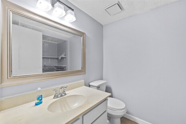 Building Photo - 12528 Wellington Park Dr