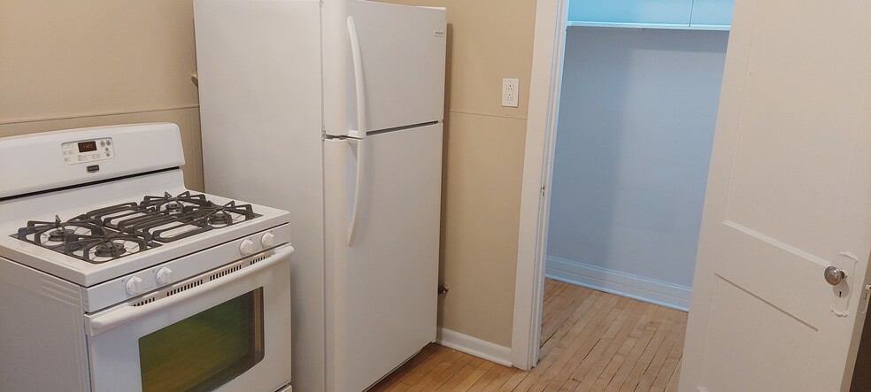kitchen -walk-in pantry - 4700 Lawndale Ave
