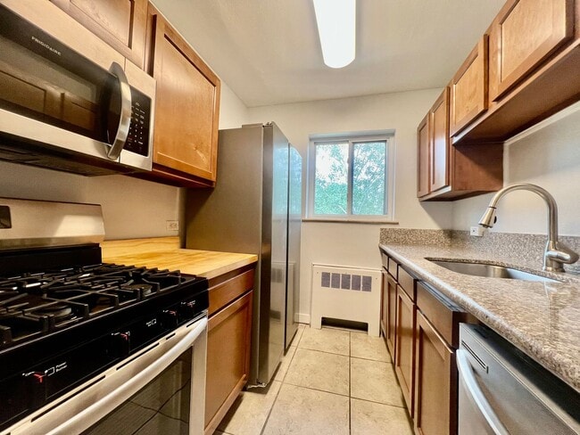 Building Photo - Charming Condo in Capitol Hill