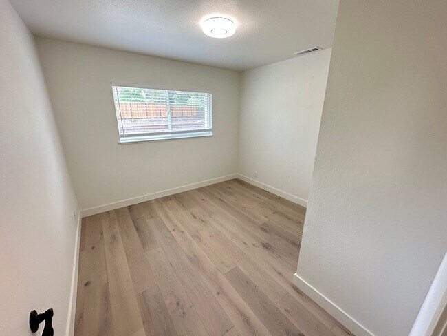 Building Photo - 4 Bed 2 Bath Single Family Home In Walnut Creek (Remodeled)