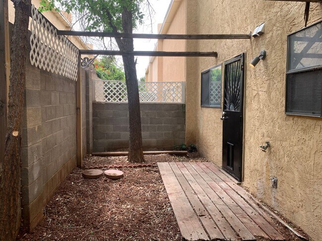 Building Photo - Townhome Style 2bed/1.5 bath