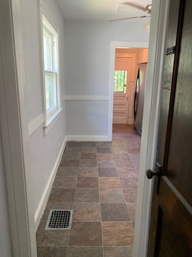 Building Photo - Beautiful 3 Bedroom Home