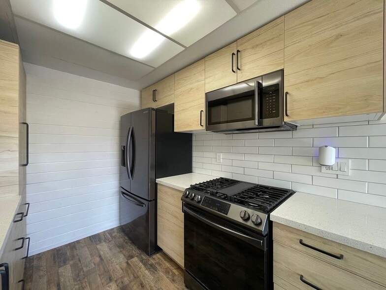 Building Photo - 1629 Sherwood Village Cir