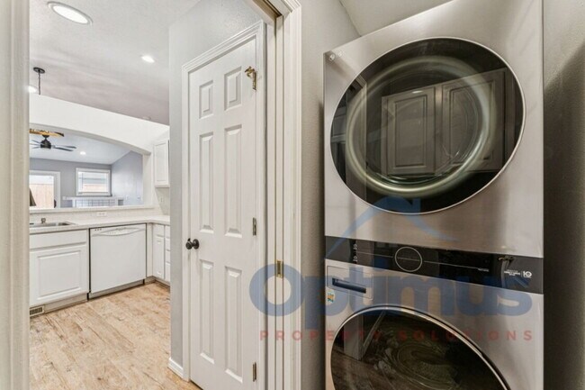 Building Photo - Prime Location & Modern Comfort – 2-Bed/2-Bath Home Ready for You