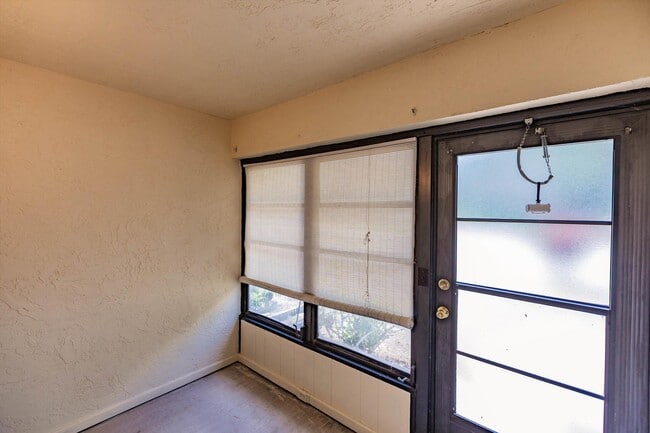 Building Photo - 5029 Rose Hill Dr
