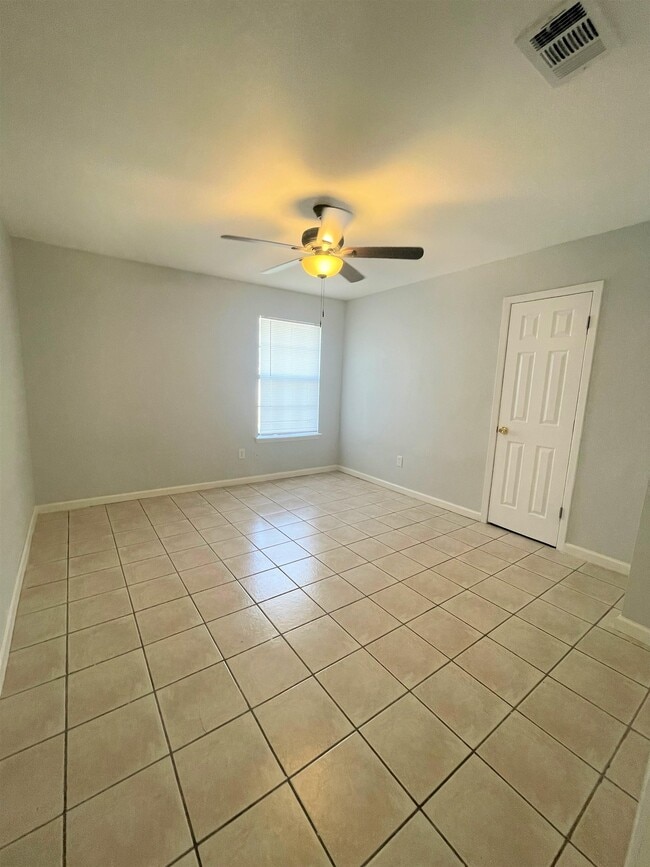 Building Photo - 131 Dennis Dr