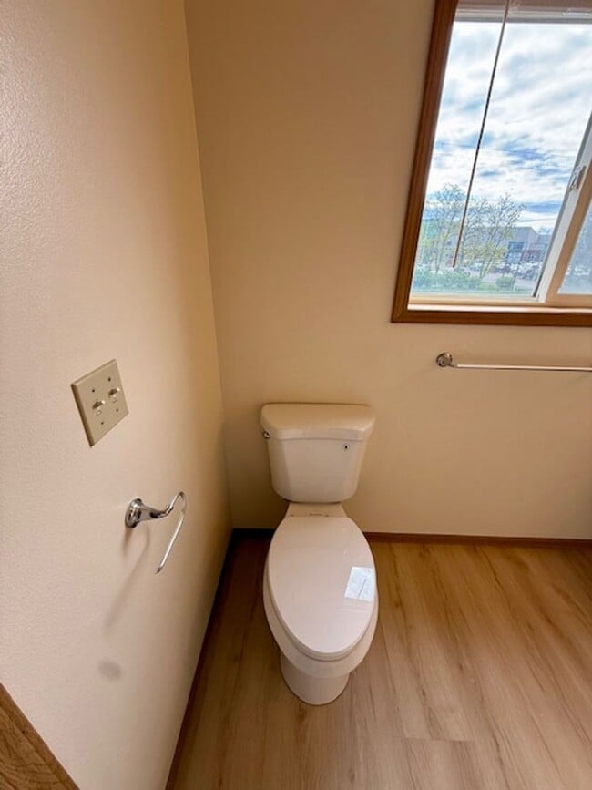 Building Photo - Charming 3 Bed, 1.5 Bath Unit in the Heart...