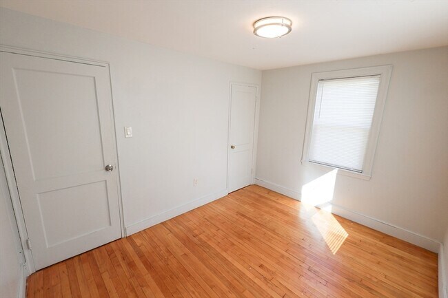 Building Photo - 15 Ridgeview Ave