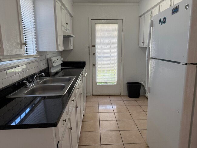 Building Photo - 2934 Chestnut Ave