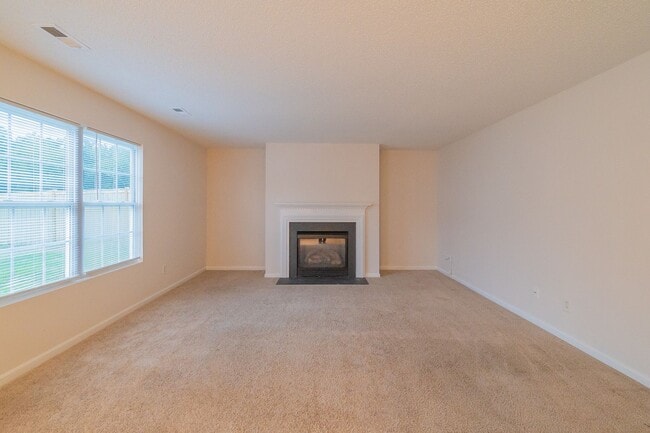 Building Photo - Spacious Home with Oversized Bedrooms & Op...