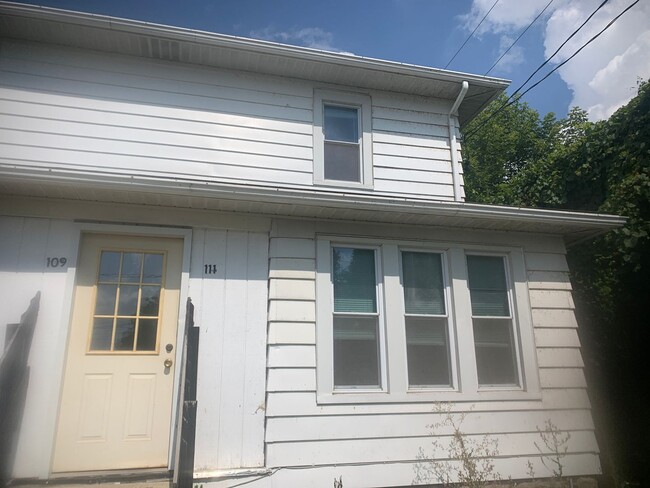 Building Photo - 111-111 E Van Buren St