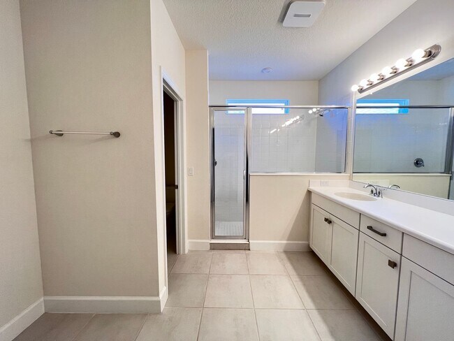 Building Photo - Gorgeous Furnished Home in Winter Garden!