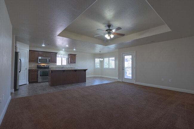 Building Photo - 3 bed 2 bath home with fully-fenced yard