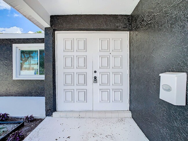 Building Photo - Stunning Rental Pool House in South St. Pe...