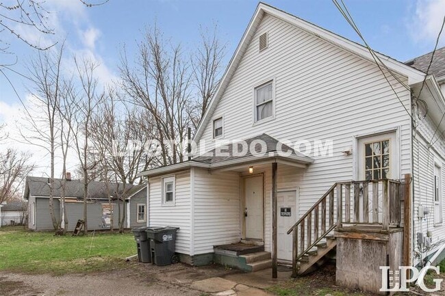 Building Photo - 3843 Peru St