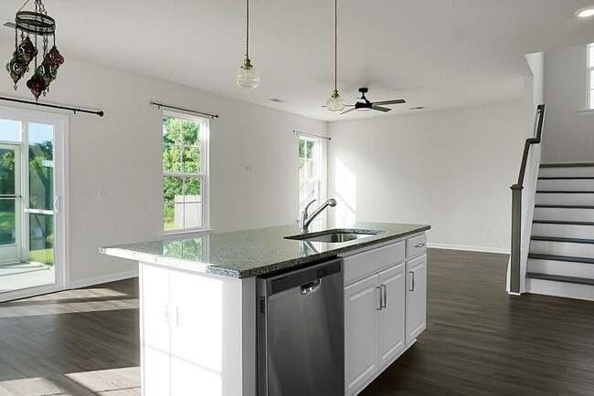 Building Photo - Beautiful 3 Bedroom, 2.5 Bath-Monks Corner...