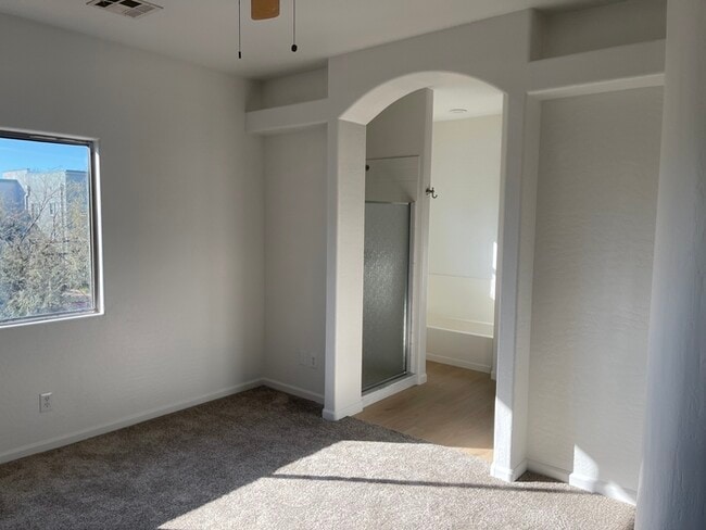 Building Photo - Clean Townhome in Great Location