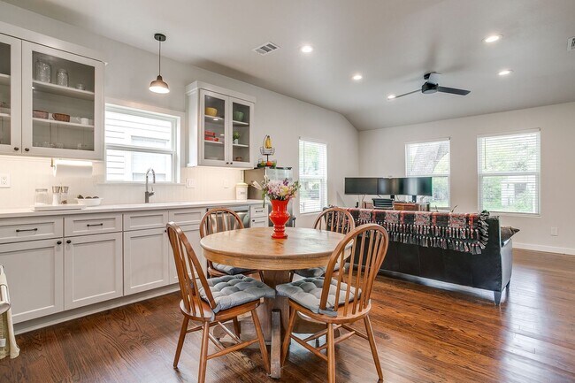 Building Photo - Pristine 2 Bed, 1 Bath Home for Rent in the Cultural District- 76107