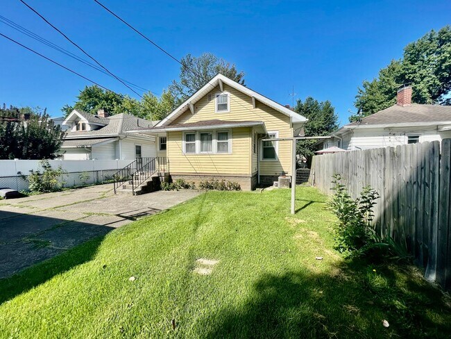 Building Photo - Charming 2-Bedroom Home with Hardwood Floors & Private Driveway!