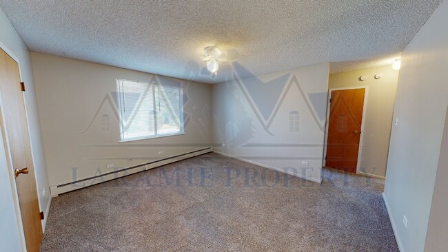 Building Photo - 2 Bed 1 Bath Apartment