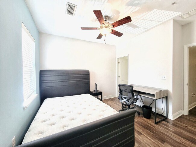 Building Photo - Chase Hollow #44