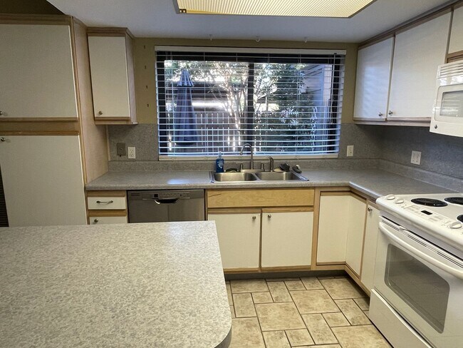 Building Photo - MOVE IN SPECIAL $250 OFF FIRST MONTH'S REN...