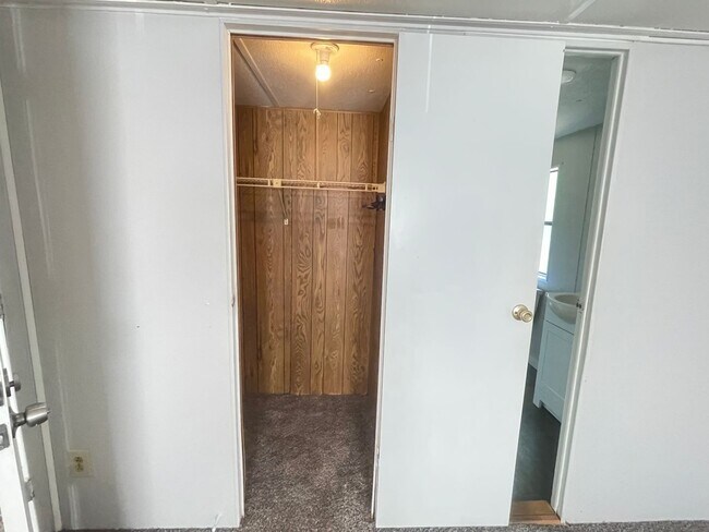 Building Photo - Lovely Home is Quiet Southwest Jacksonvill...