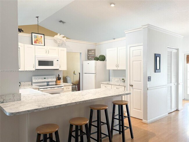 Building Photo - 730 Daffodil Dr