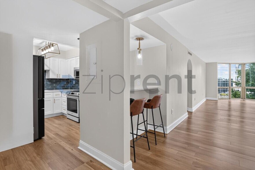 Building Photo - Unit 906