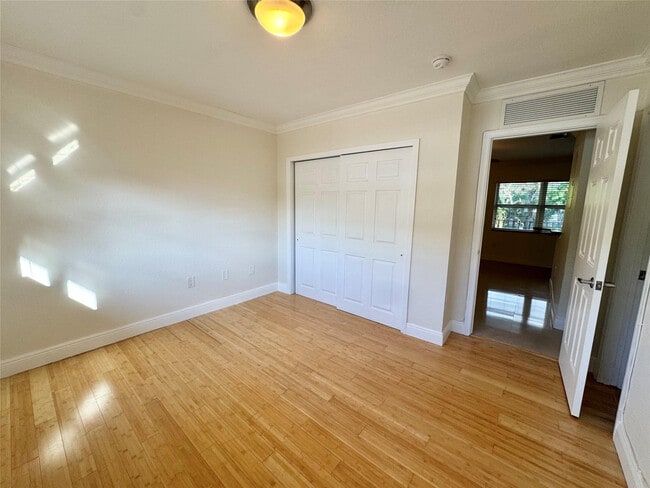 Building Photo - 660 NE 11th Ave