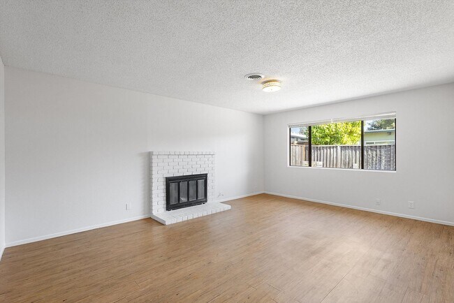 Building Photo - 1256 Rosewood Way