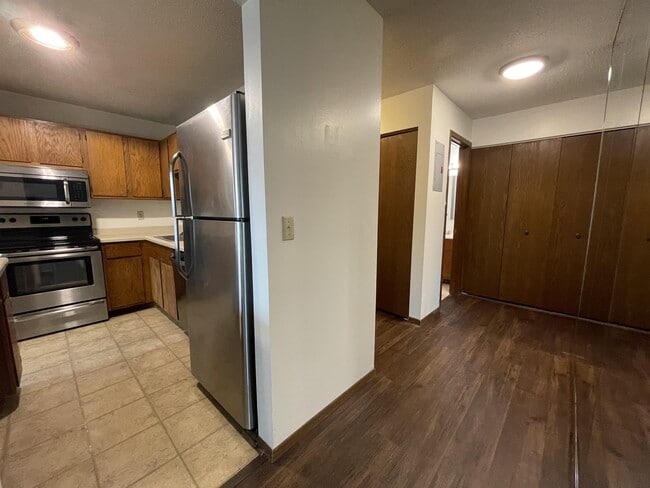 Building Photo - 5607 Green Cir Dr