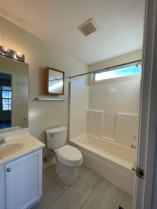 Building Photo - Beautiful Townhouse! All Electric, Washer/...