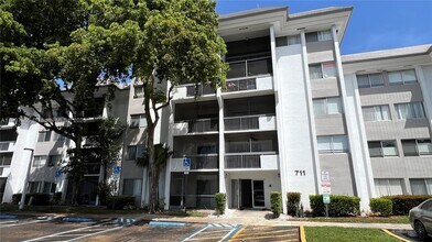 Building Photo - 711 N Pine Island Rd