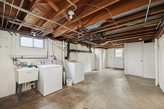Building Photo - 673 N Park Blvd