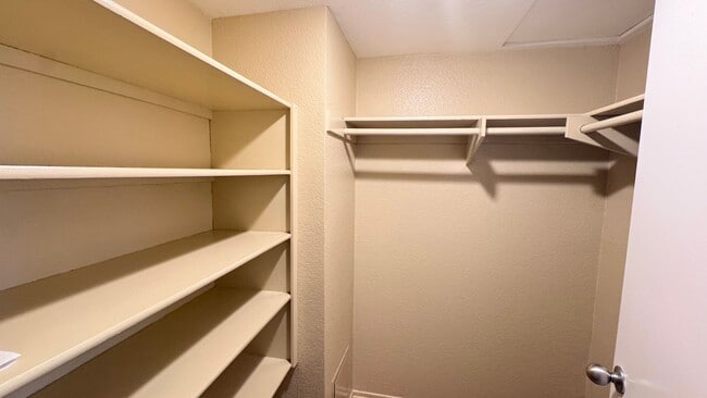 Building Photo - 1 Bedroom in Venetian Gated Community