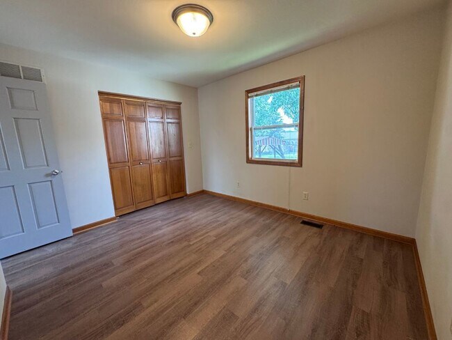 Building Photo - 1353 Lakeview Ave
