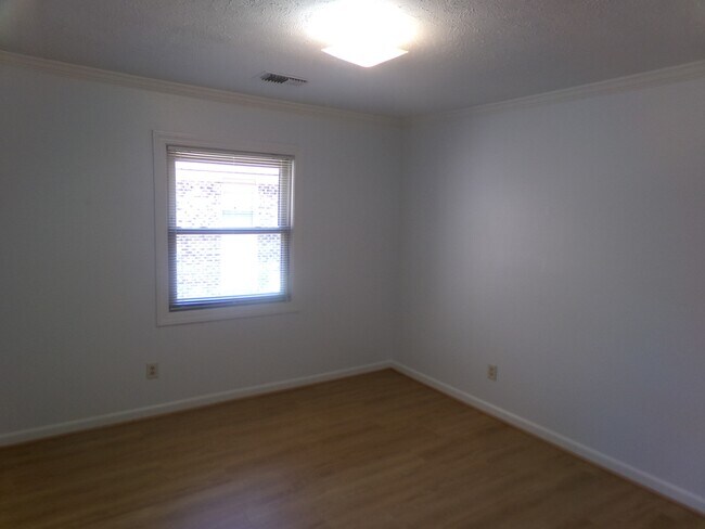 Building Photo - 406 75th Ave N