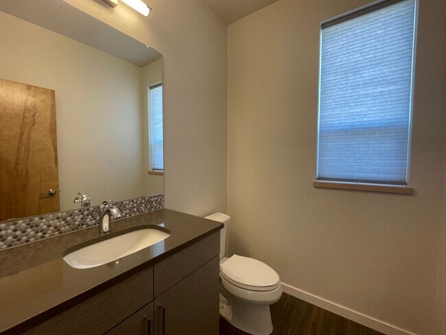 Building Photo - LOVELY 2 BED/2.5 BATH Great location near Boulder!