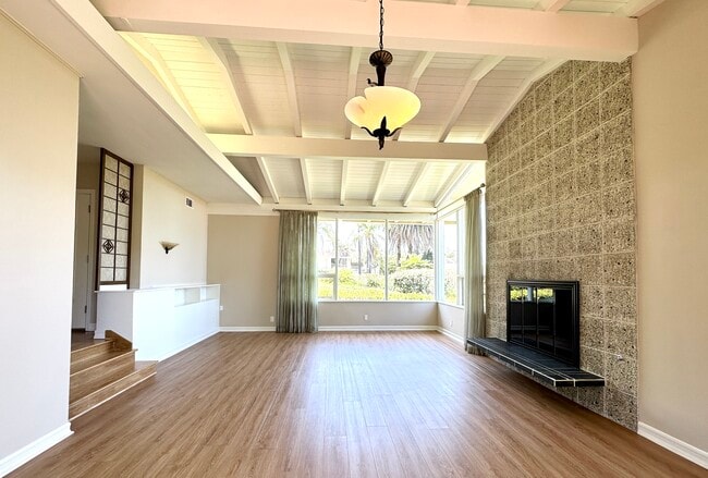 Building Photo - 1316 Granvia Altamira