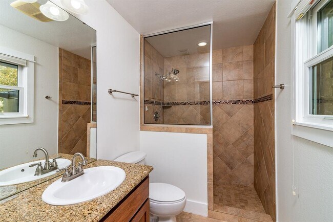 Building Photo - 2503 Homedale Dr