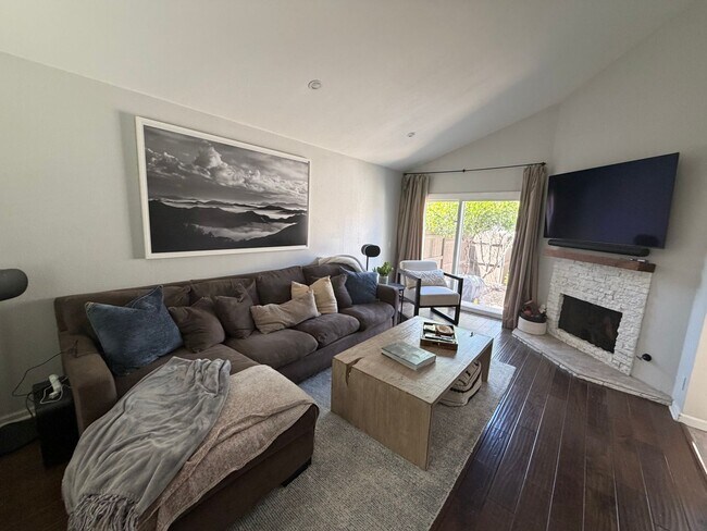 Building Photo - Remodeled 3 bedroom 2 1/2 bath townhome!
