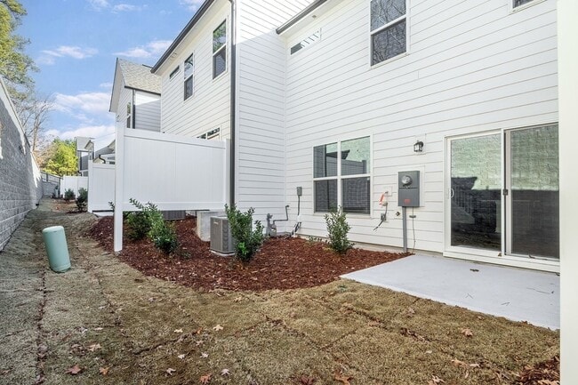 Building Photo - Updated Townhome with 1 Car Garage - close to Southpoint!