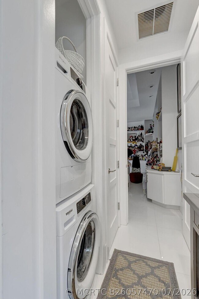 Building Photo - 17070 Royal Cove Way