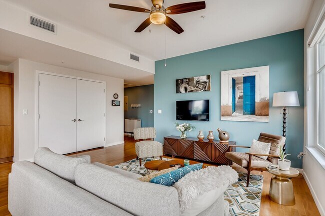 Building Photo - 2BDR Condo w/ AMAZING private patio & amenities!